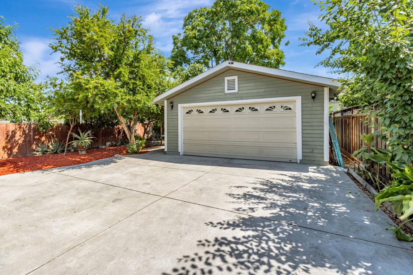 Detail Gallery Image 5 of 35 For 160 N 11th St, San Jose,  CA 95112 - 3 Beds | 3 Baths