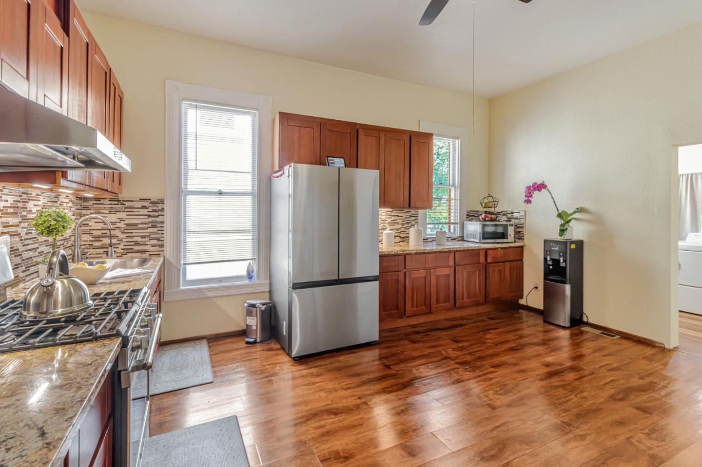 Detail Gallery Image 9 of 35 For 160 N 11th St, San Jose,  CA 95112 - 3 Beds | 3 Baths