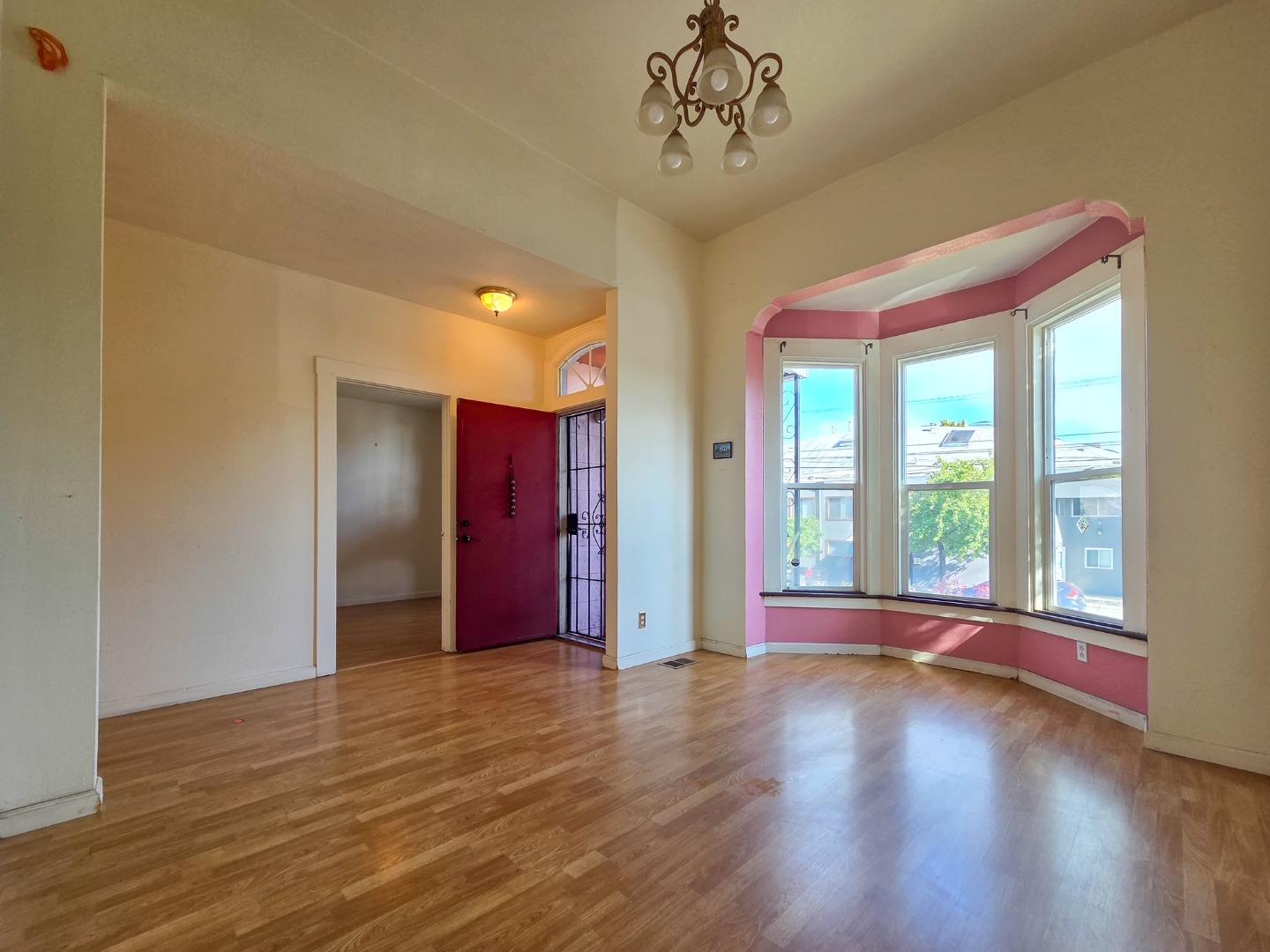 Detail Gallery Image 2 of 6 For 1170 59th St, Emeryville,  CA 94608 - 3 Beds | 2 Baths