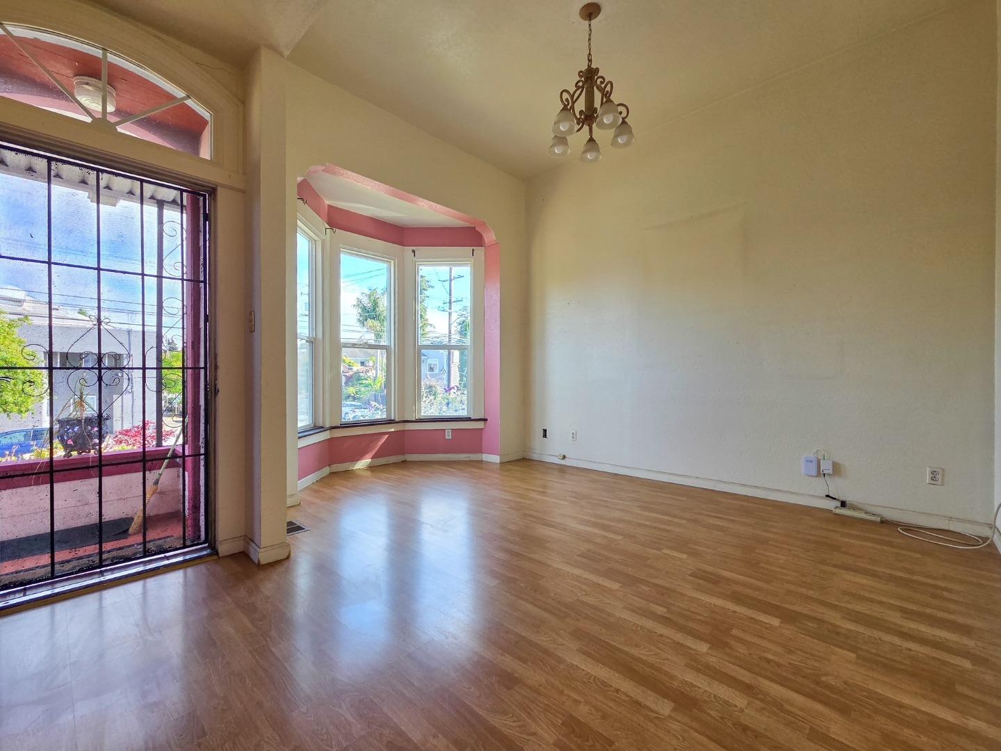 Detail Gallery Image 3 of 6 For 1170 59th St, Emeryville,  CA 94608 - 3 Beds | 2 Baths