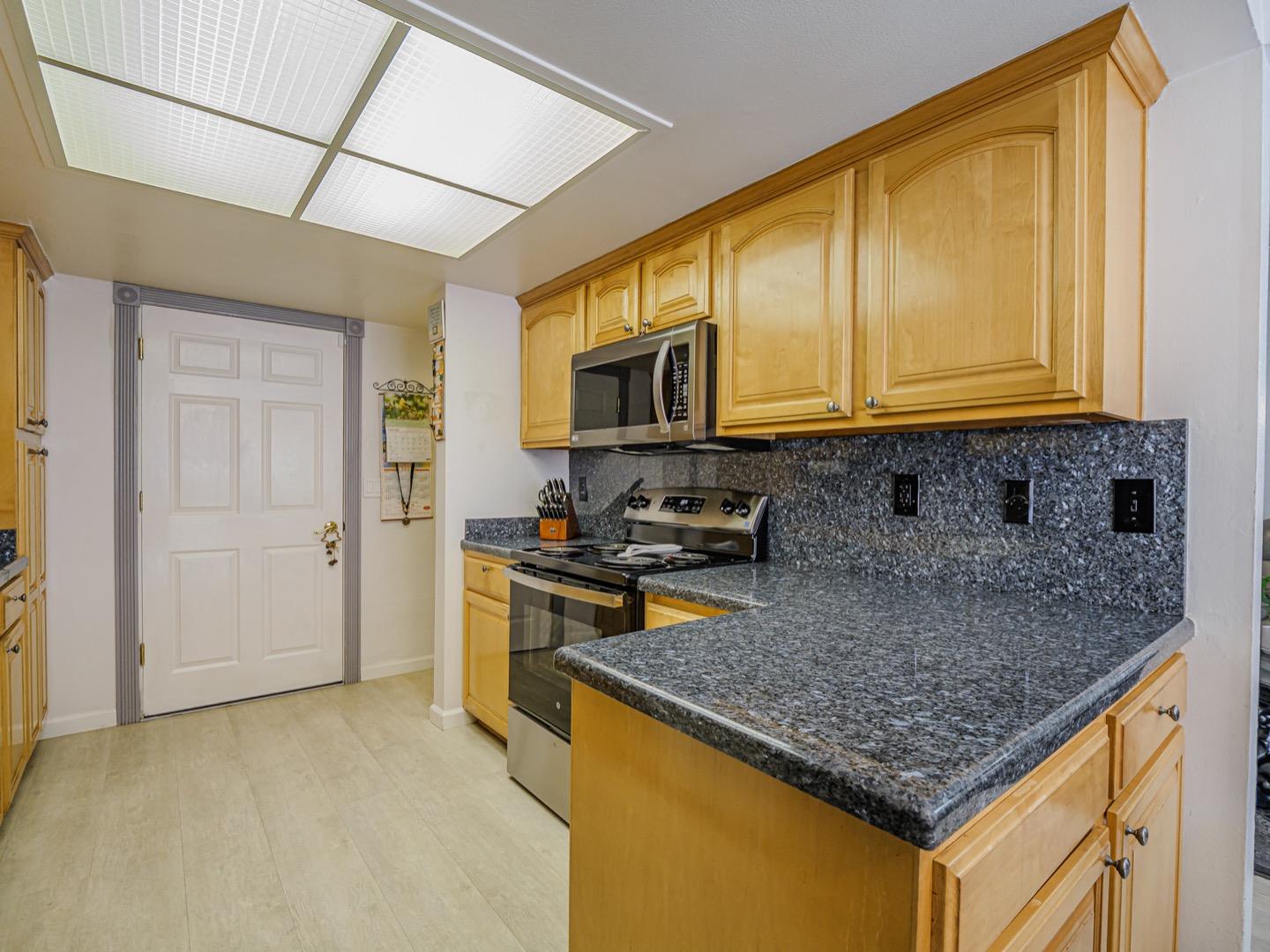 Detail Gallery Image 5 of 24 For 179 Terry Loop, Watsonville,  CA 95076 - 3 Beds | 2/1 Baths