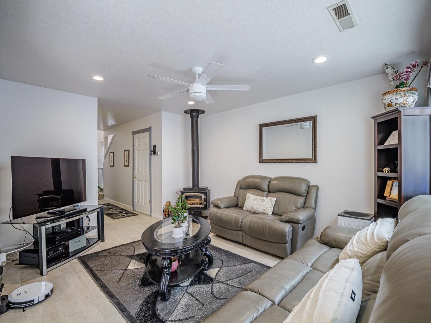 Detail Gallery Image 8 of 24 For 179 Terry Loop, Watsonville,  CA 95076 - 3 Beds | 2/1 Baths