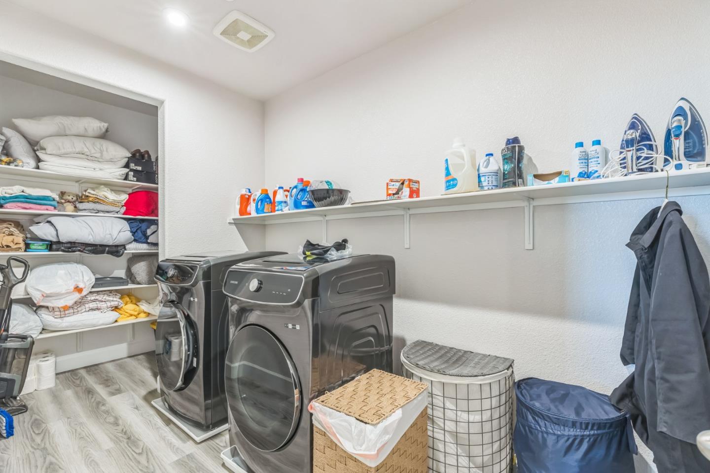 Detail Gallery Image 12 of 15 For 1535 Eisenhower Ct, Dixon,  CA 95620 - 3 Beds | 3 Baths