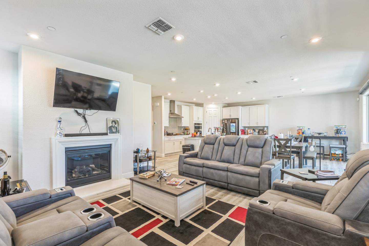 Detail Gallery Image 6 of 15 For 1535 Eisenhower Ct, Dixon,  CA 95620 - 3 Beds | 3 Baths