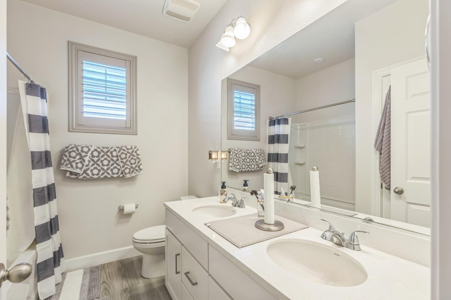 Detail Gallery Image 8 of 15 For 1535 Eisenhower Ct, Dixon,  CA 95620 - 3 Beds | 3 Baths