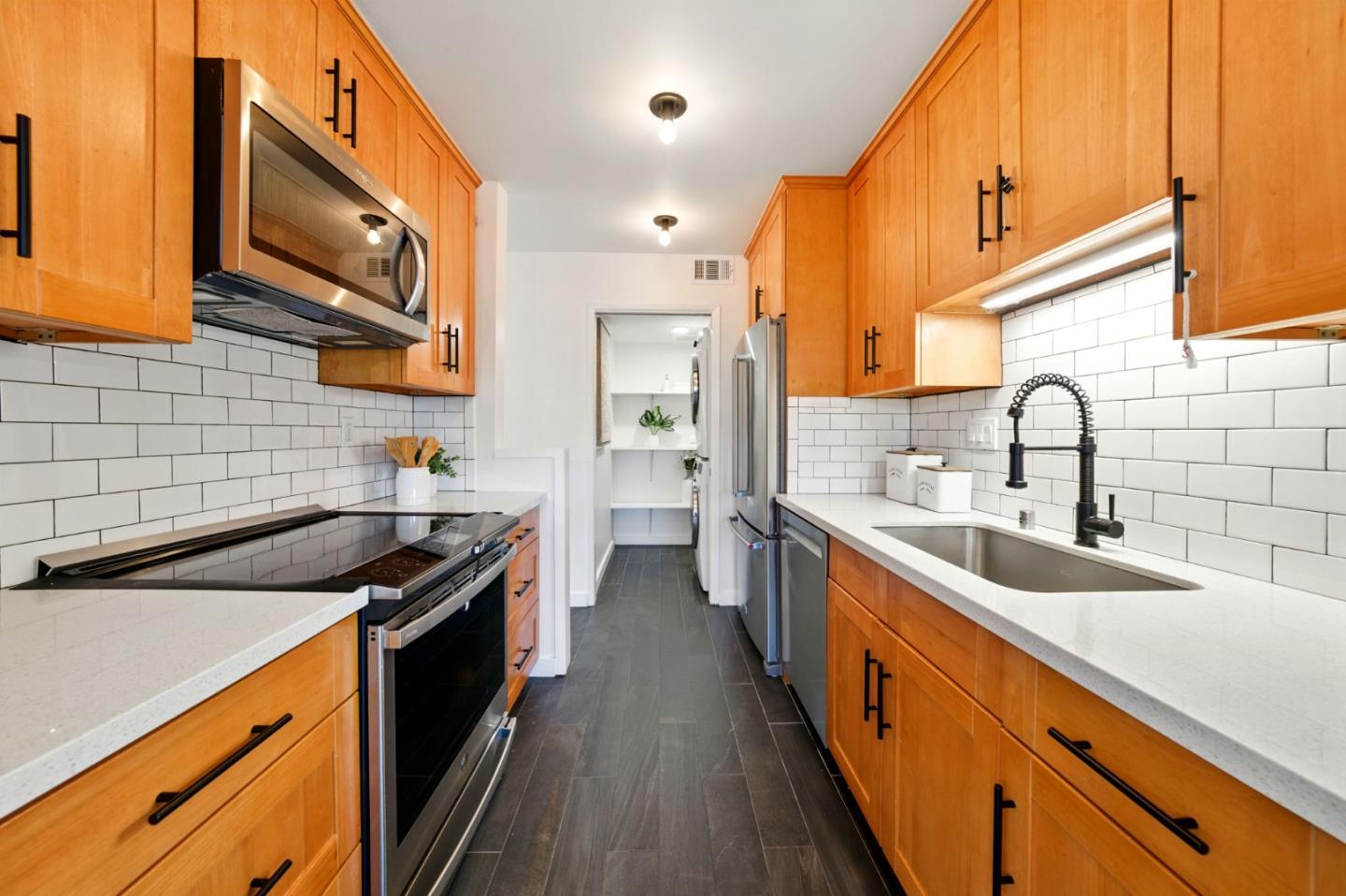 Detail Gallery Image 12 of 61 For 3329 Brittan Ave #1,  San Carlos,  CA 94070 - 3 Beds | 2 Baths