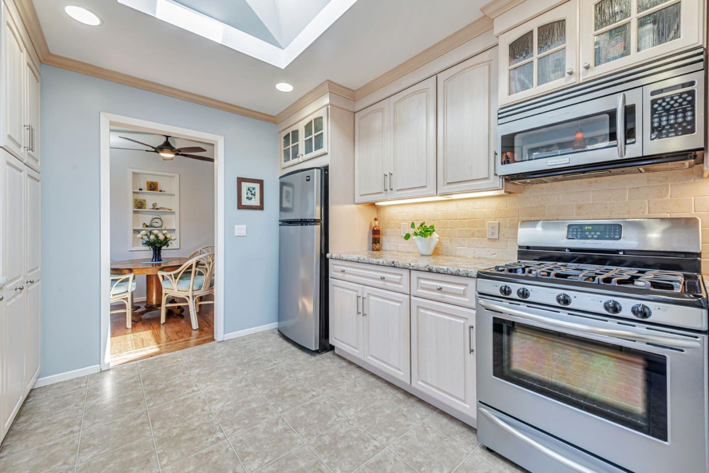 Detail Gallery Image 18 of 42 For 221 Hillview Ave, Redwood City,  CA 94062 - 2 Beds | 2 Baths