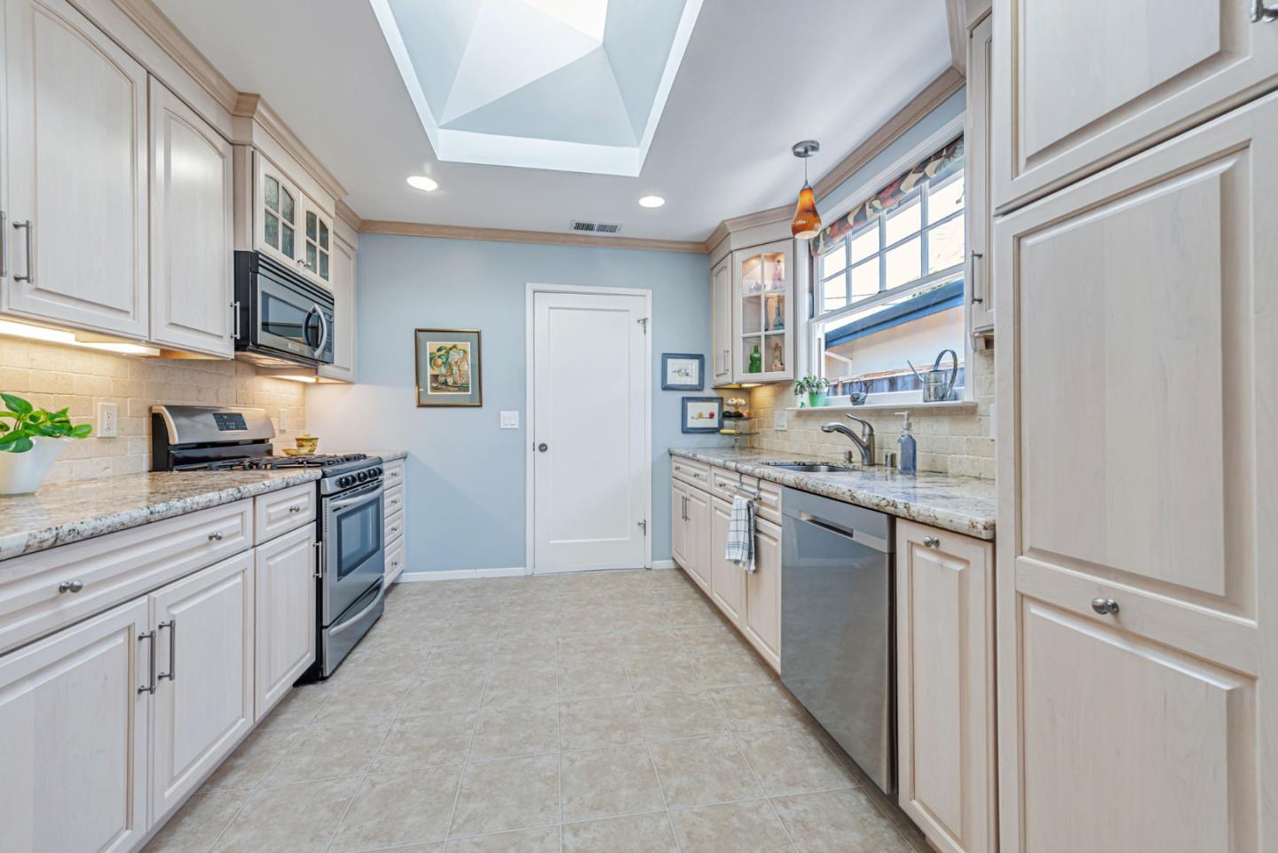 Detail Gallery Image 19 of 42 For 221 Hillview Ave, Redwood City,  CA 94062 - 2 Beds | 2 Baths