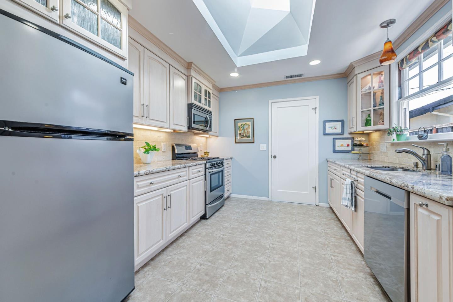 Detail Gallery Image 20 of 42 For 221 Hillview Ave, Redwood City,  CA 94062 - 2 Beds | 2 Baths