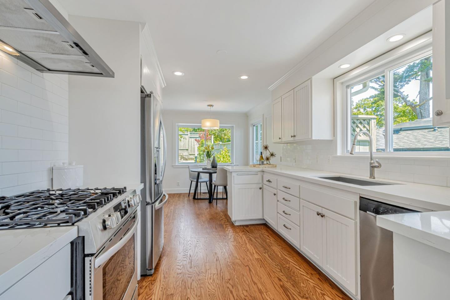 Detail Gallery Image 12 of 106 For 6827 Ridgewood Dr, Oakland,  CA 94611 - 5 Beds | 3 Baths