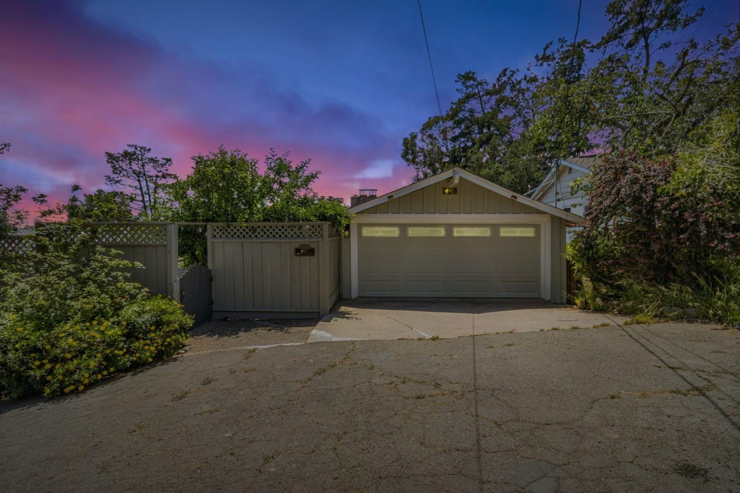 Detail Gallery Image 3 of 106 For 6827 Ridgewood Dr, Oakland,  CA 94611 - 5 Beds | 3 Baths