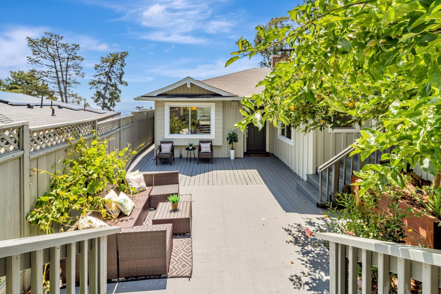 Detail Gallery Image 4 of 106 For 6827 Ridgewood Dr, Oakland,  CA 94611 - 5 Beds | 3 Baths
