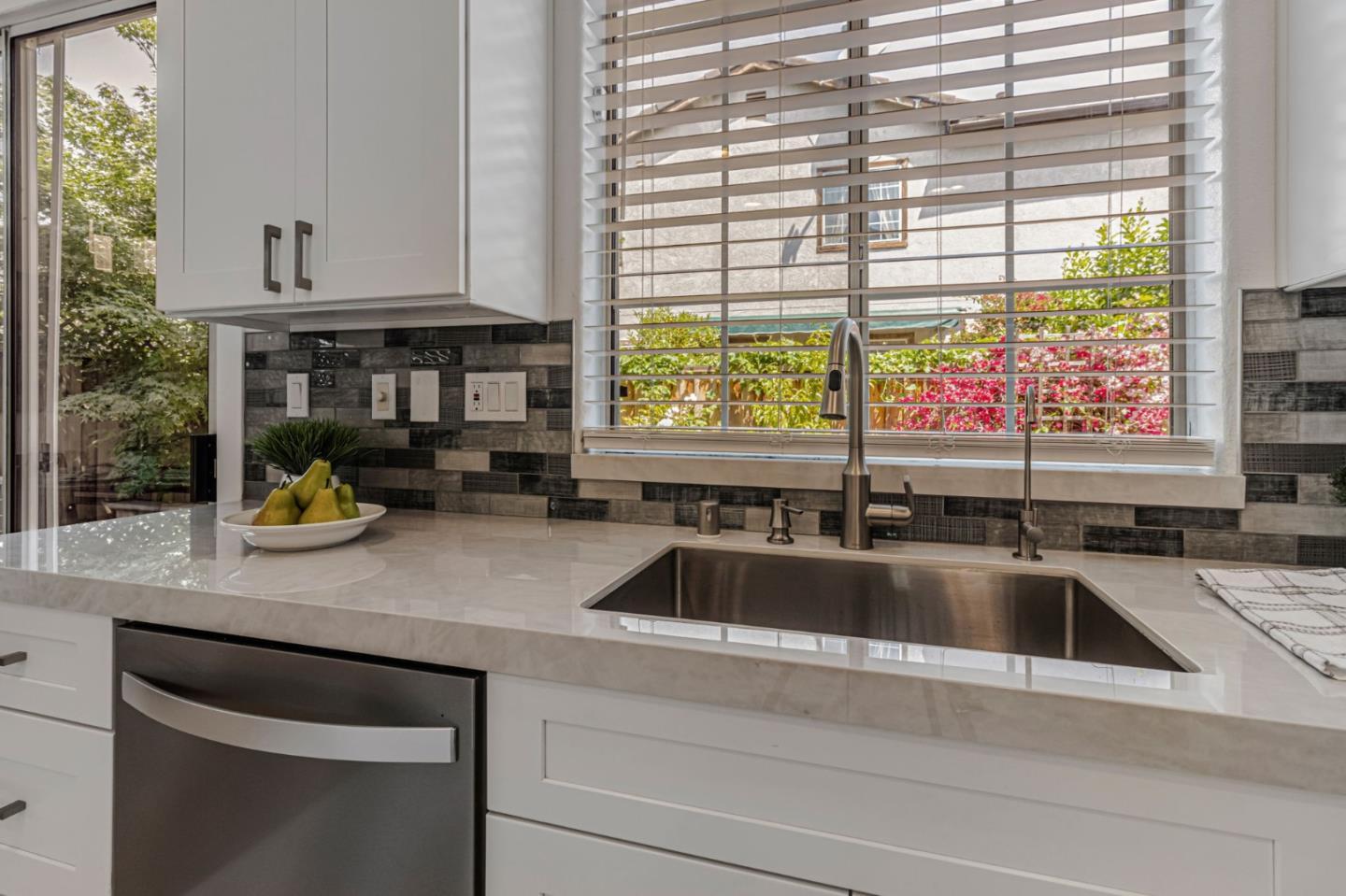 Detail Gallery Image 9 of 59 For 2871 Rubino Cir, San Jose,  CA 95125 - 4 Beds | 2/1 Baths