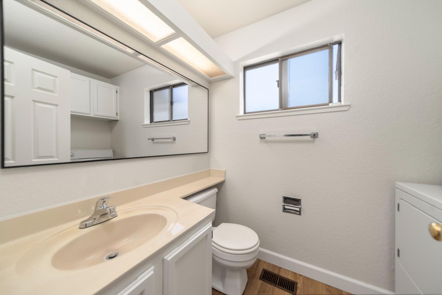 Detail Gallery Image 10 of 24 For 1555 Hecker Pass Rd #C101,  Gilroy,  CA 95020 - 2 Beds | 1/1 Baths