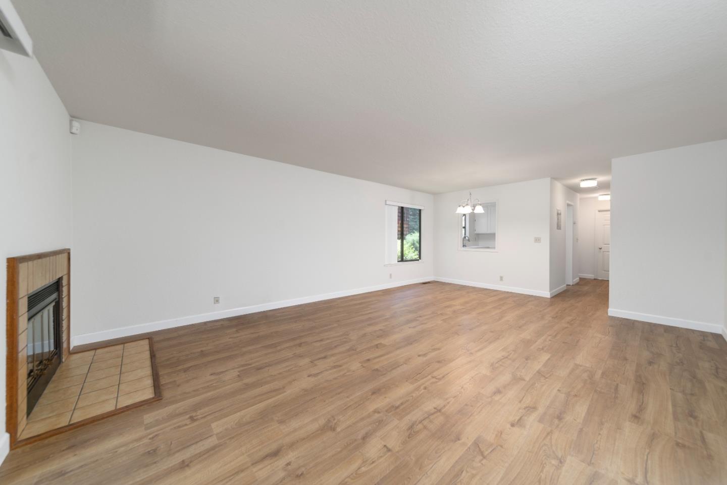 Detail Gallery Image 6 of 24 For 1555 Hecker Pass Rd #C101,  Gilroy,  CA 95020 - 2 Beds | 1/1 Baths