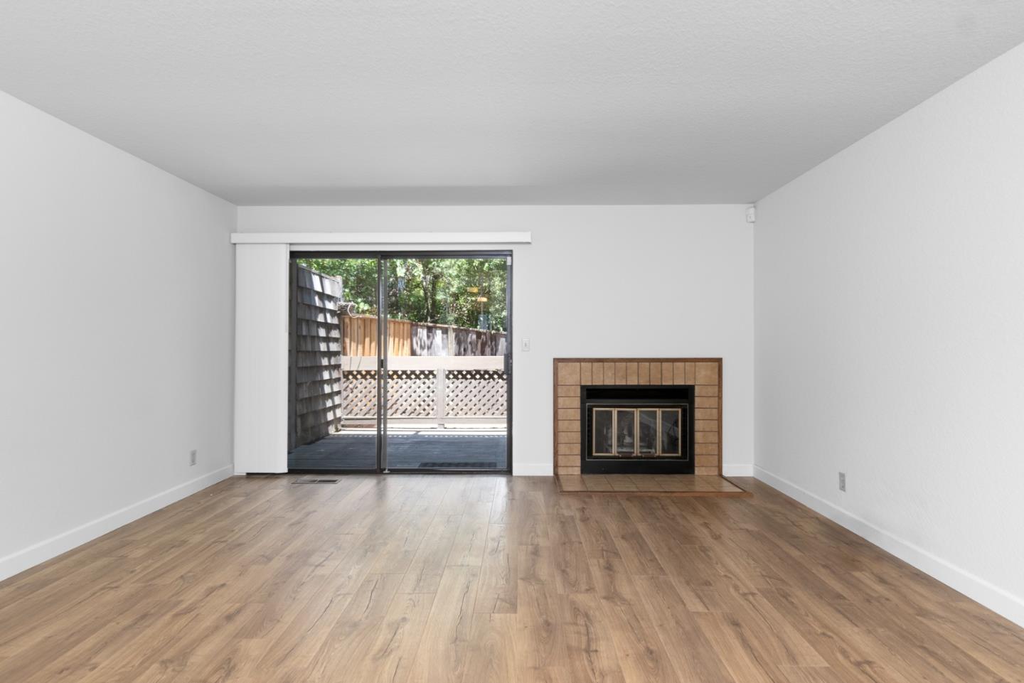 Detail Gallery Image 7 of 24 For 1555 Hecker Pass Rd #C101,  Gilroy,  CA 95020 - 2 Beds | 1/1 Baths