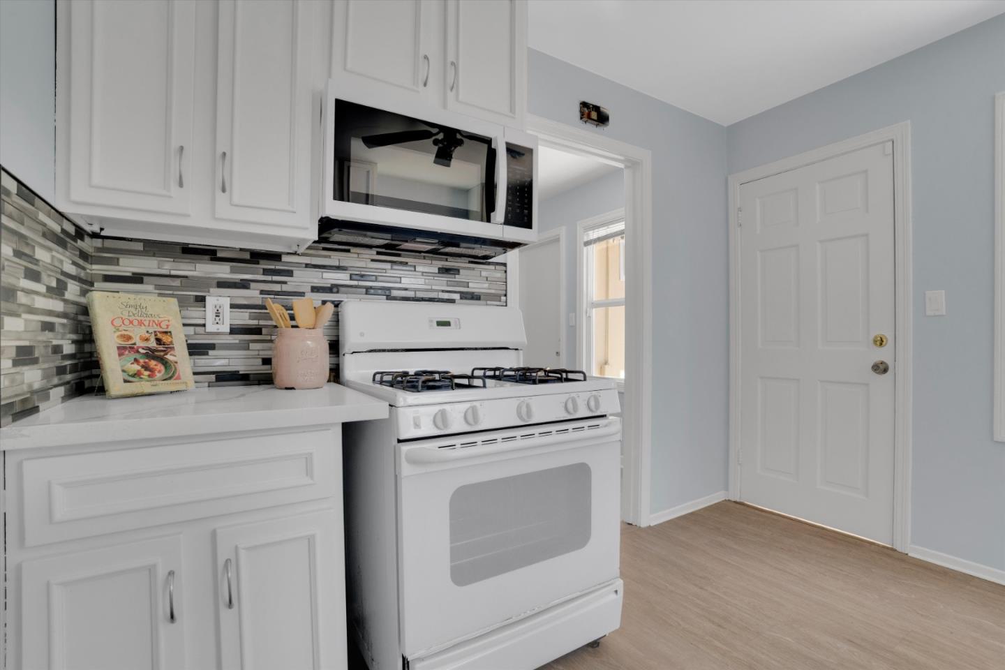 Detail Gallery Image 10 of 27 For 215 Winton Ave, Hayward,  CA 94544 - 2 Beds | 1 Baths