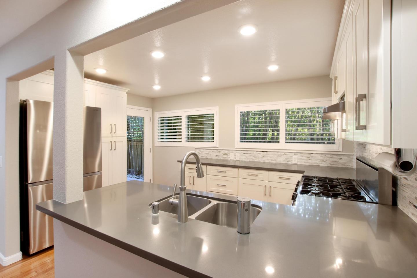 Detail Gallery Image 10 of 34 For 217 Valencia Ave, Aptos,  CA 95003 - 5 Beds | 3 Baths