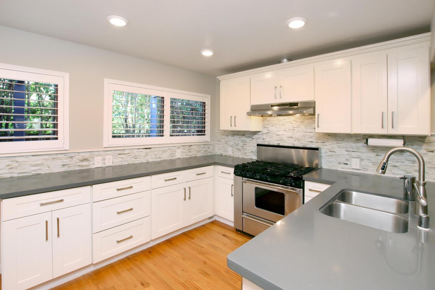 Detail Gallery Image 11 of 34 For 217 Valencia Ave, Aptos,  CA 95003 - 5 Beds | 3 Baths