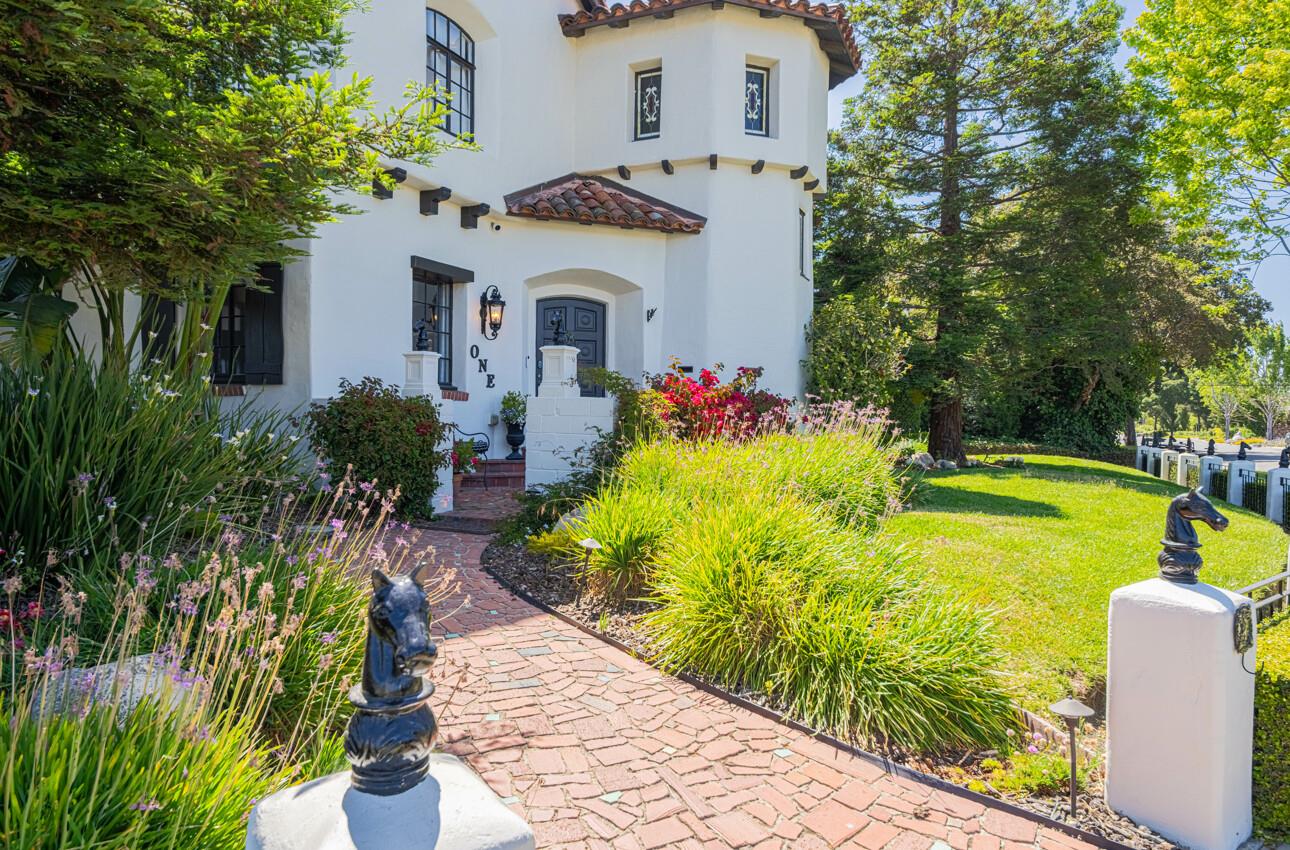 Detail Gallery Image 11 of 86 For 1 Santa Lucia Ave, Salinas,  CA 93901 - 6 Beds | 4 Baths