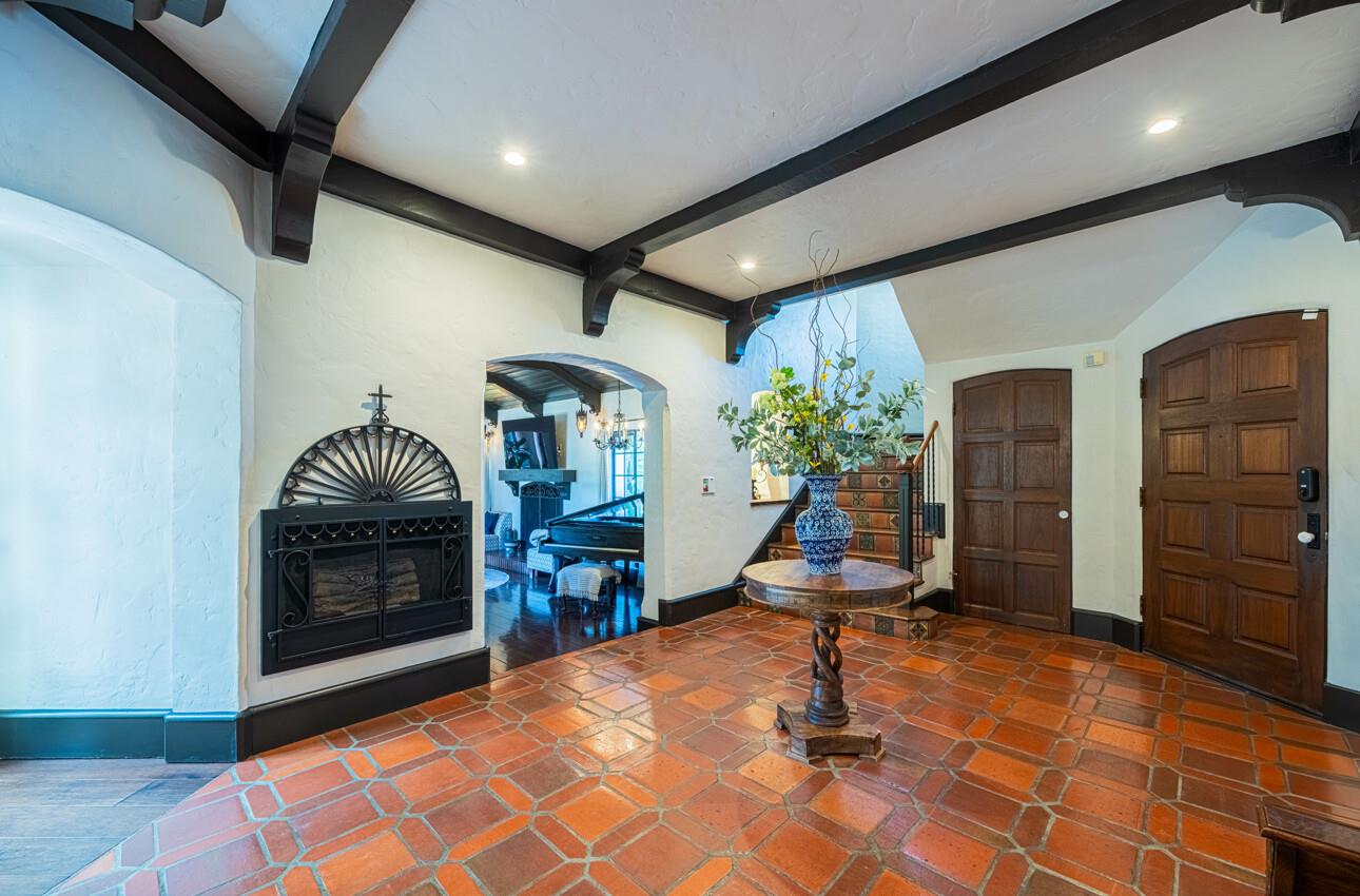 Detail Gallery Image 14 of 86 For 1 Santa Lucia Ave, Salinas,  CA 93901 - 6 Beds | 4 Baths