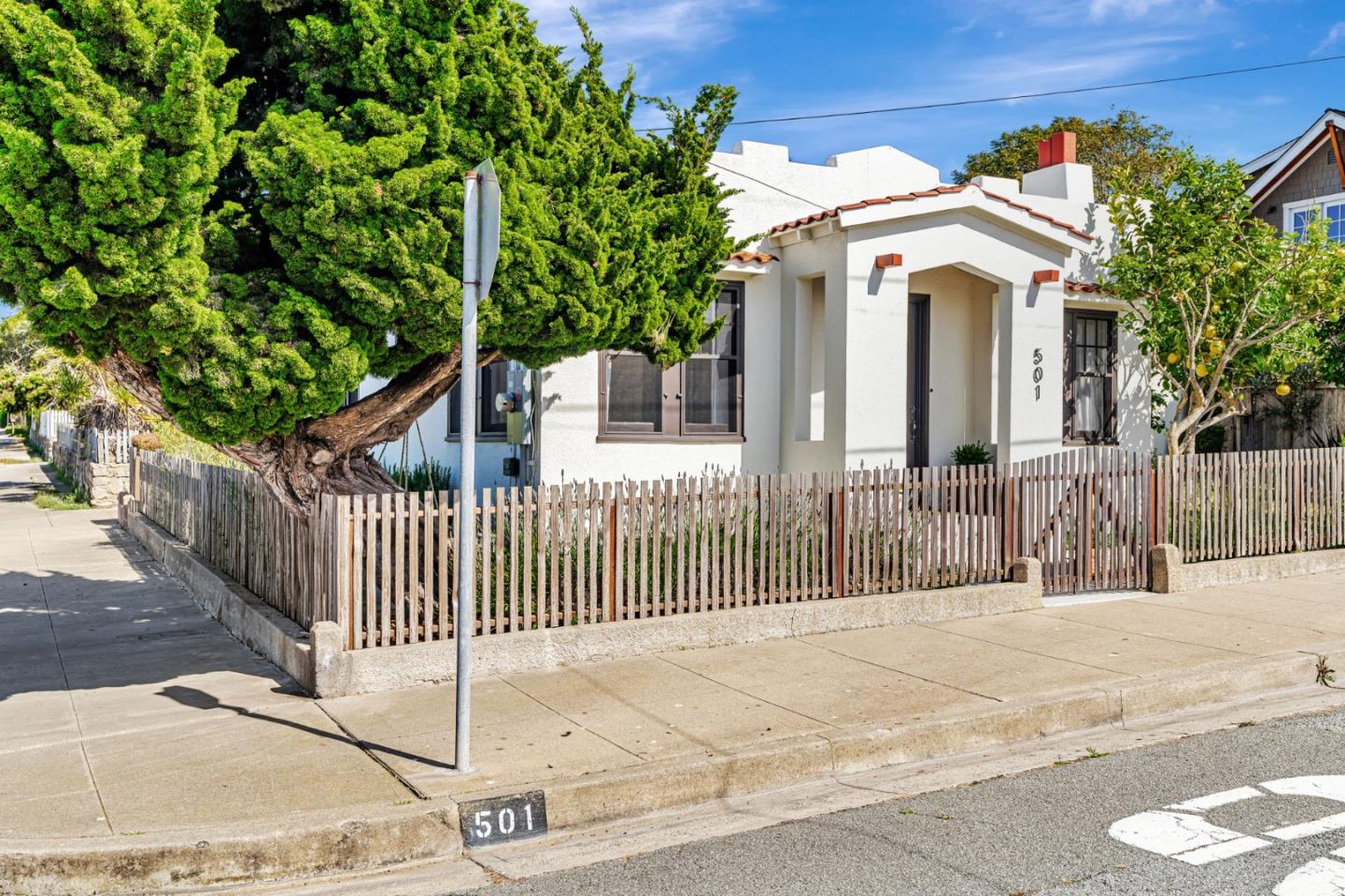 Detail Gallery Image 4 of 65 For 501 7th St, Pacific Grove,  CA 93950 - 2 Beds | 2 Baths