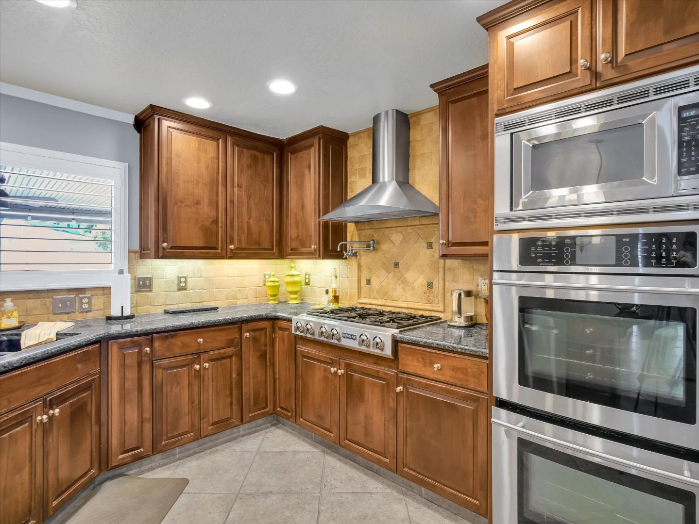 Detail Gallery Image 11 of 51 For 2259 S Ham Ln, Lodi,  CA 95242 - 4 Beds | 3 Baths