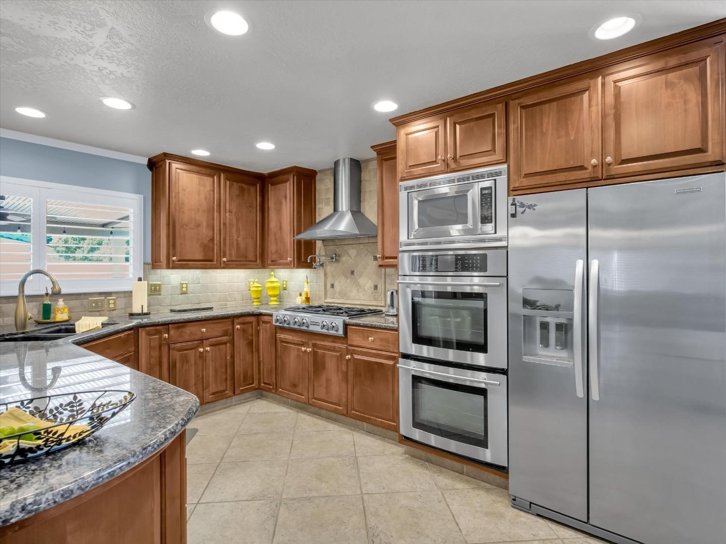 Detail Gallery Image 8 of 51 For 2259 S Ham Ln, Lodi,  CA 95242 - 4 Beds | 3 Baths