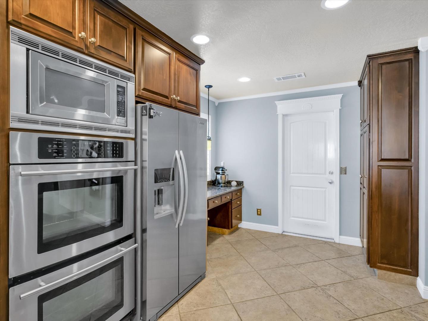 Detail Gallery Image 9 of 51 For 2259 S Ham Ln, Lodi,  CA 95242 - 4 Beds | 3 Baths