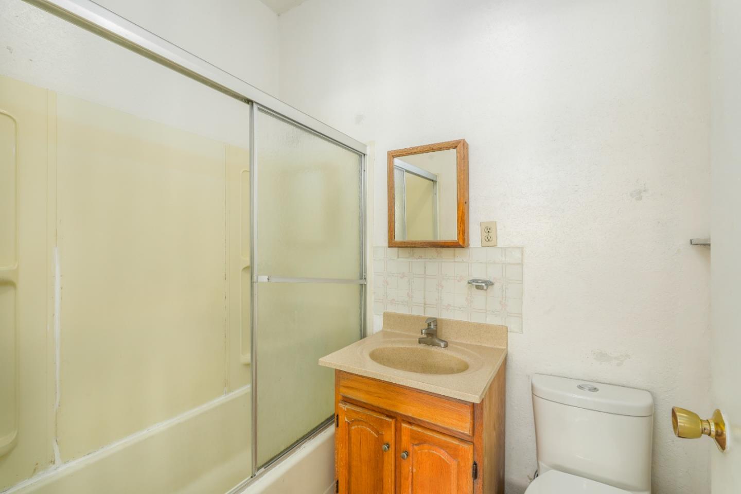 Detail Gallery Image 18 of 42 For 2737 12th Ave, Oakland,  CA 94606 - – Beds | – Baths