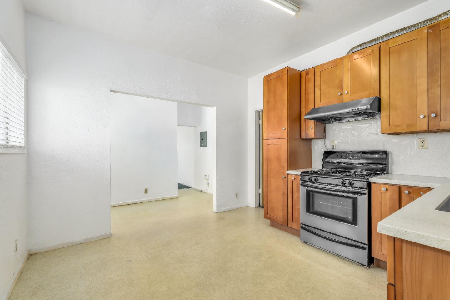 Detail Gallery Image 5 of 42 For 2737 12th Ave, Oakland,  CA 94606 - – Beds | – Baths