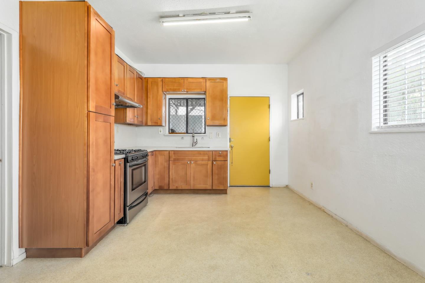 Detail Gallery Image 6 of 42 For 2737 12th Ave, Oakland,  CA 94606 - – Beds | – Baths