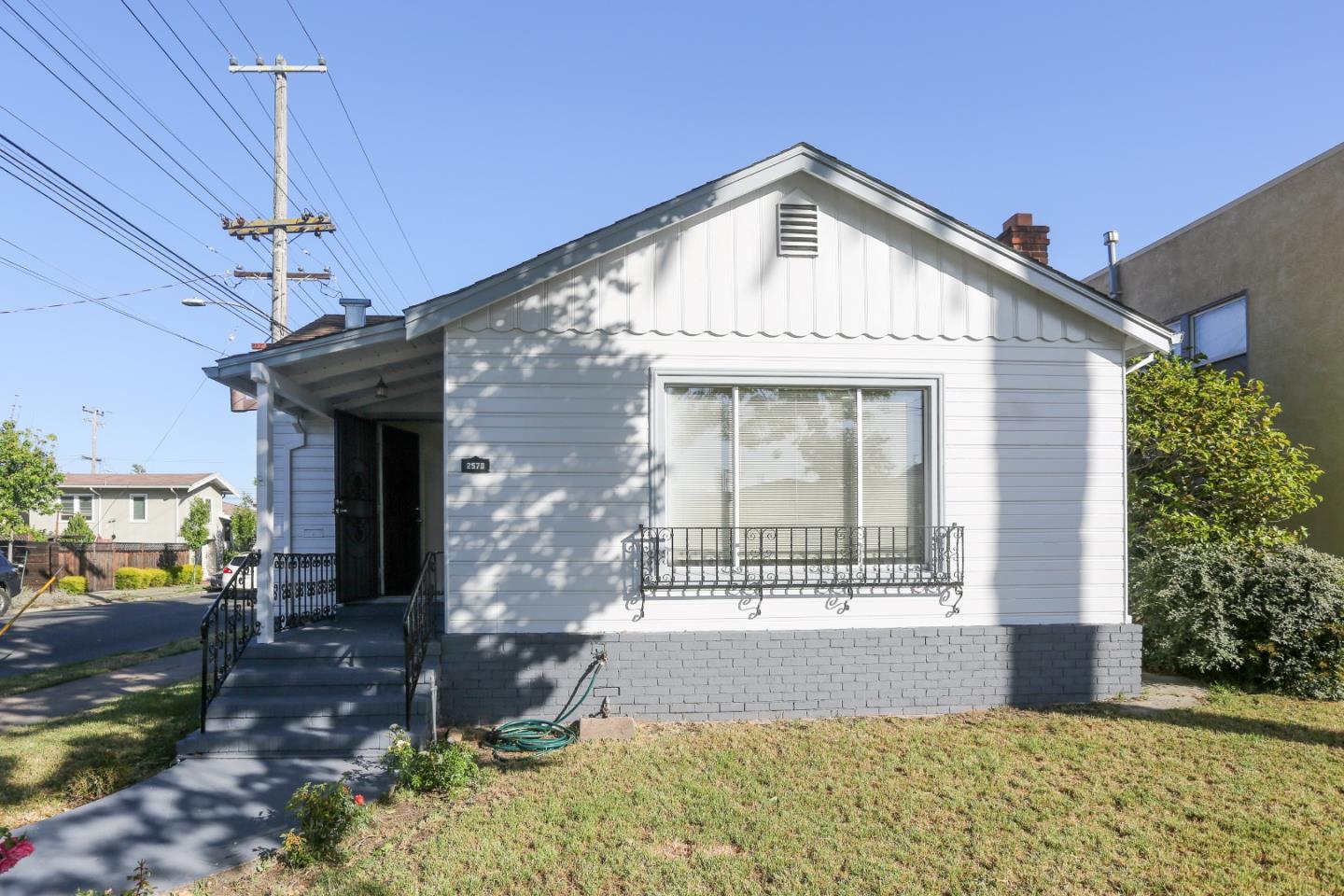 Detail Gallery Image 4 of 41 For 2570 Havenscourt Blvd, Oakland,  CA 94605 - 3 Beds | 2 Baths