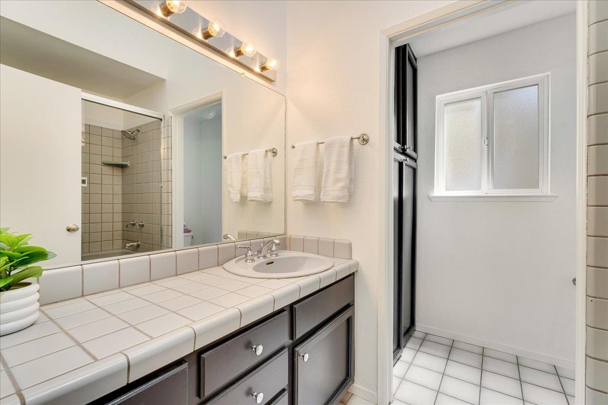 Detail Gallery Image 13 of 43 For 334 Lee St, Santa Cruz,  CA 95060 - 4 Beds | 2/1 Baths
