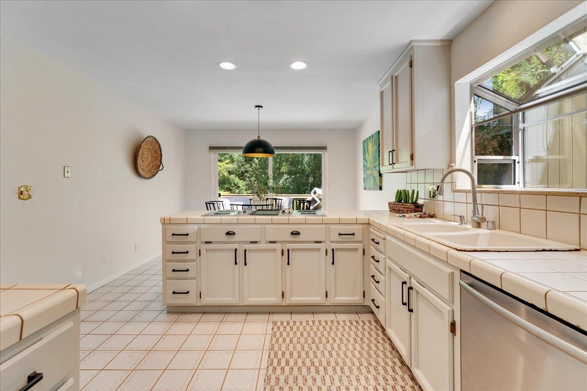 Detail Gallery Image 20 of 43 For 334 Lee St, Santa Cruz,  CA 95060 - 4 Beds | 2/1 Baths