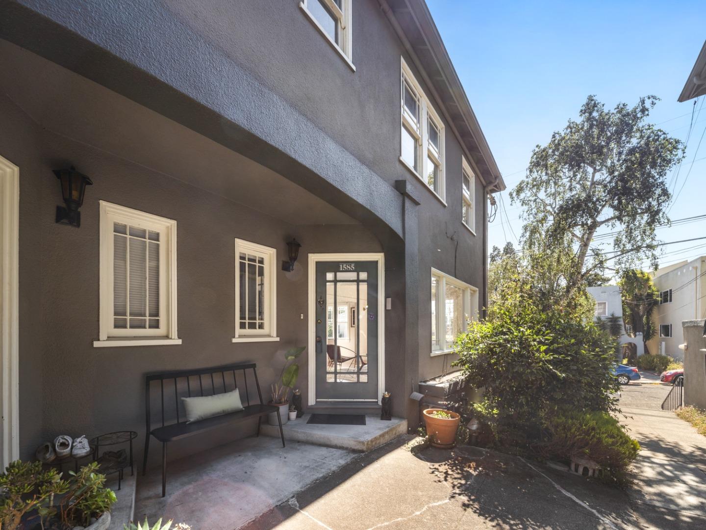Detail Gallery Image 3 of 45 For 1585 Arch St, Berkeley,  CA 94708 - 2 Beds | 1/1 Baths