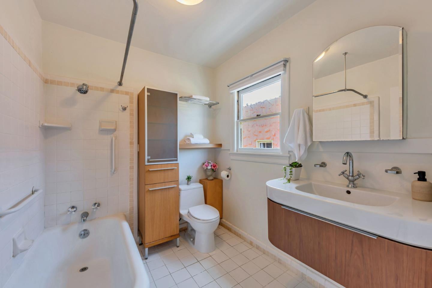 Detail Gallery Image 36 of 45 For 1585 Arch St, Berkeley,  CA 94708 - 2 Beds | 1/1 Baths