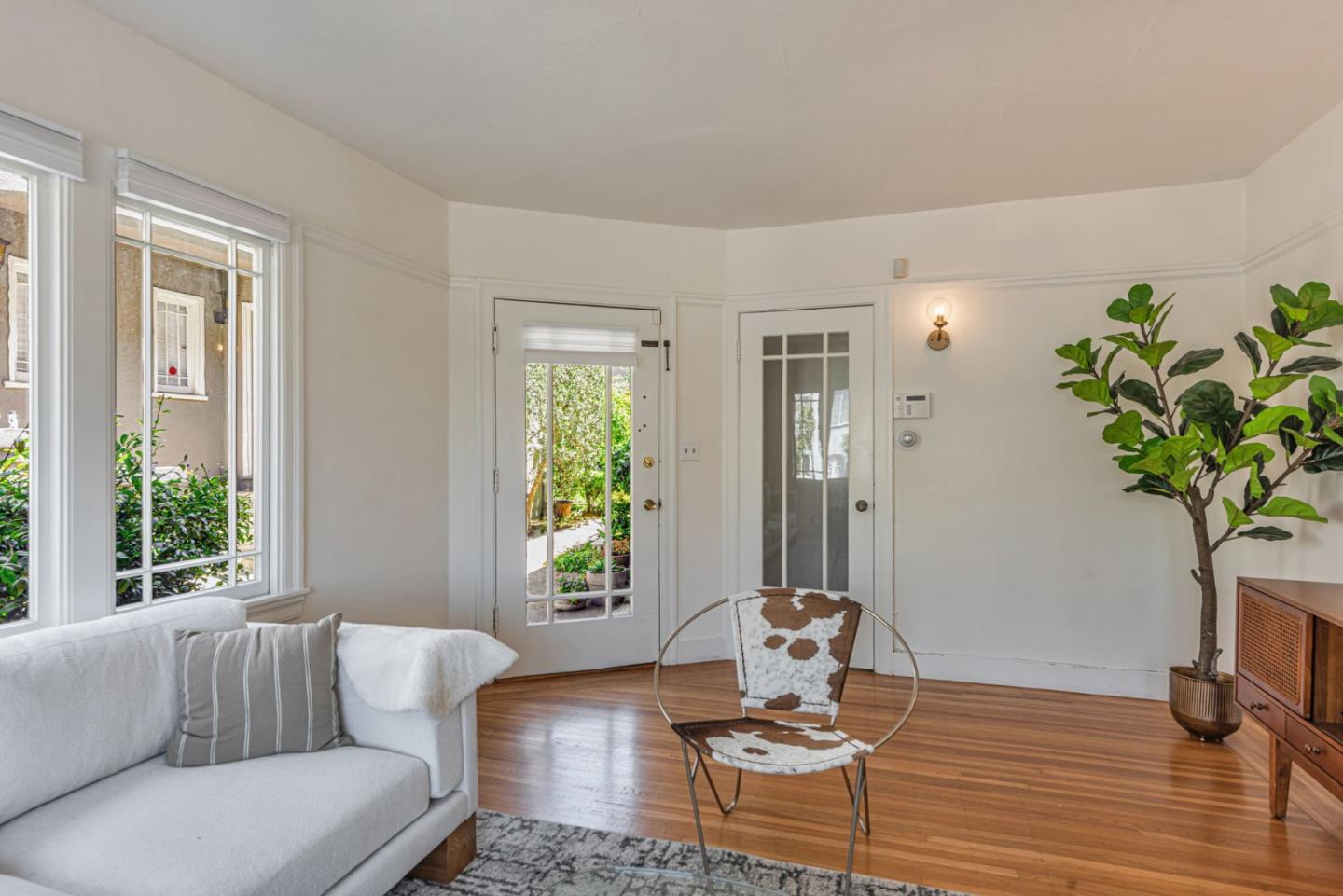 Detail Gallery Image 8 of 45 For 1585 Arch St, Berkeley,  CA 94708 - 2 Beds | 1/1 Baths
