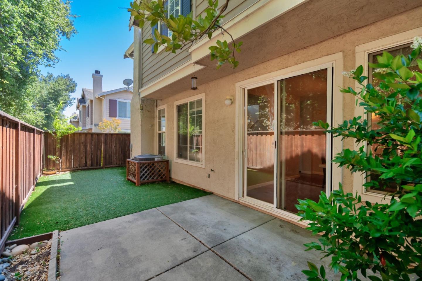 Detail Gallery Image 3 of 24 For 7445 Brigadoon Way, Dublin,  CA 94568 - 3 Beds | 2/1 Baths