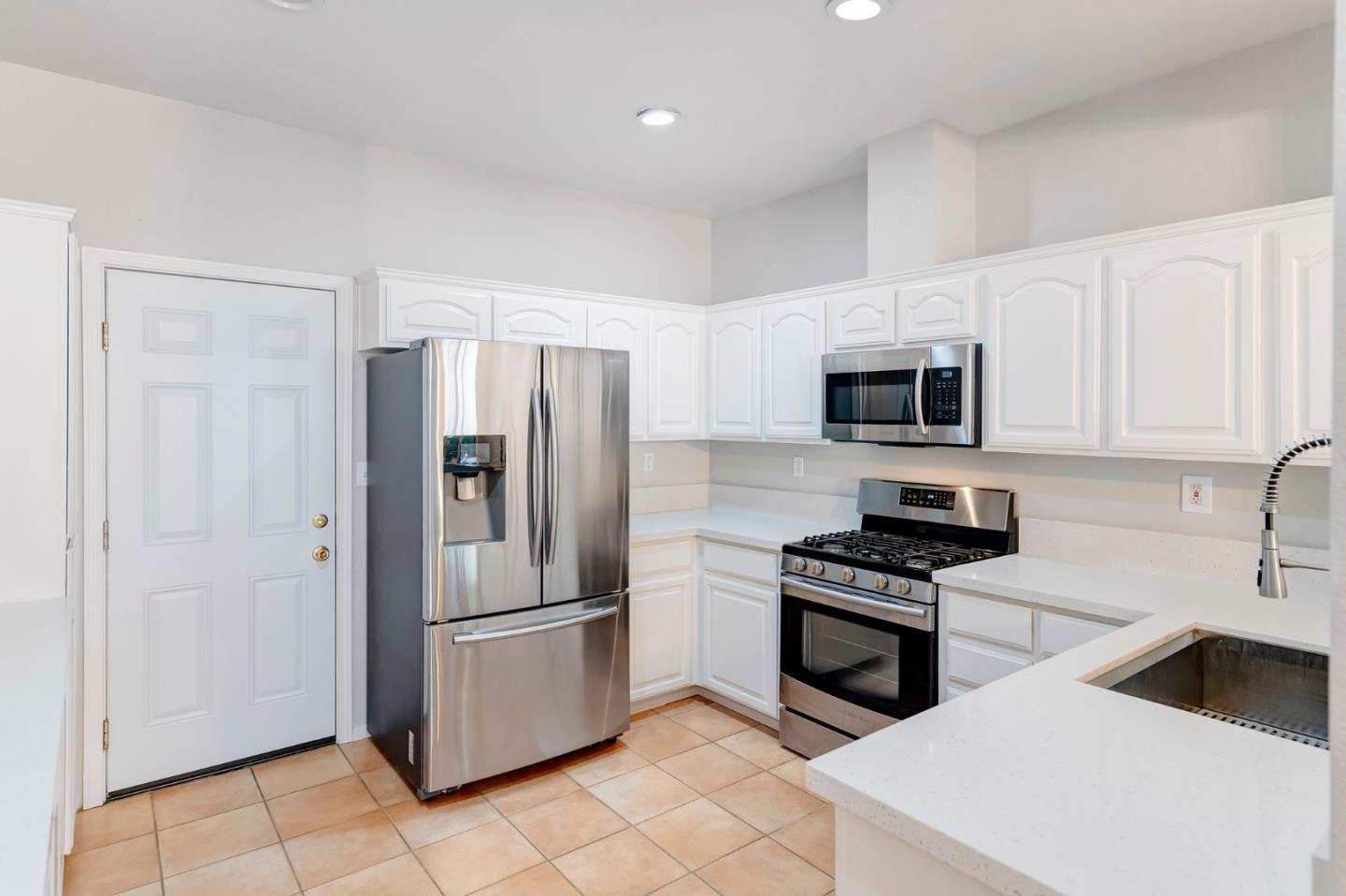 Detail Gallery Image 8 of 24 For 7445 Brigadoon Way, Dublin,  CA 94568 - 3 Beds | 2/1 Baths