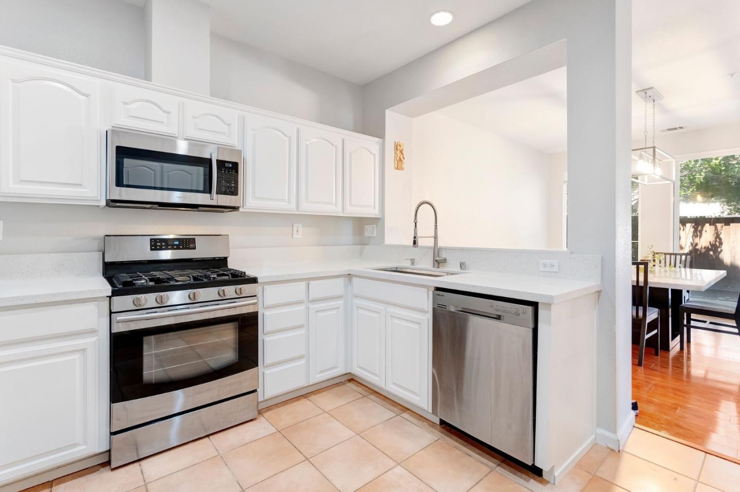 Detail Gallery Image 9 of 24 For 7445 Brigadoon Way, Dublin,  CA 94568 - 3 Beds | 2/1 Baths