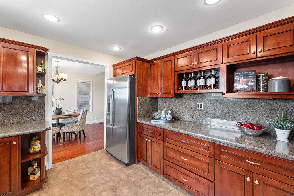 Detail Gallery Image 10 of 39 For 204 Oak Way, Santa Cruz,  CA 95065 - 3 Beds | 2/1 Baths