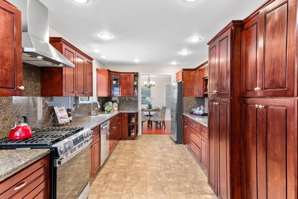 Detail Gallery Image 11 of 39 For 204 Oak Way, Santa Cruz,  CA 95065 - 3 Beds | 2/1 Baths