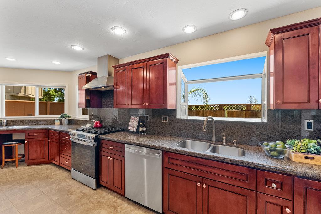 Detail Gallery Image 9 of 39 For 204 Oak Way, Santa Cruz,  CA 95065 - 3 Beds | 2/1 Baths