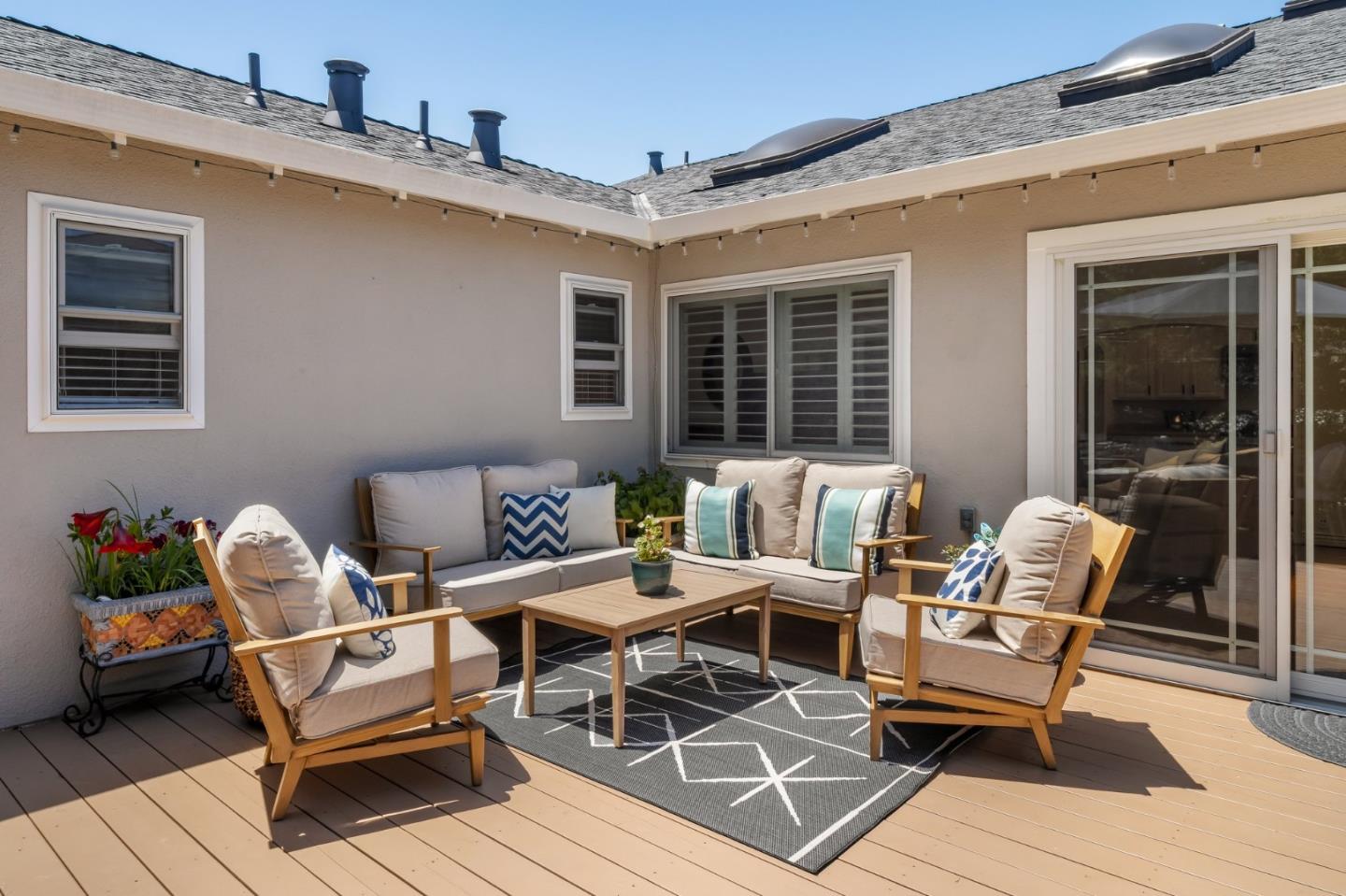 Detail Gallery Image 15 of 26 For 2403 Washington Ave, Redwood City,  CA 94061 - 3 Beds | 2/1 Baths