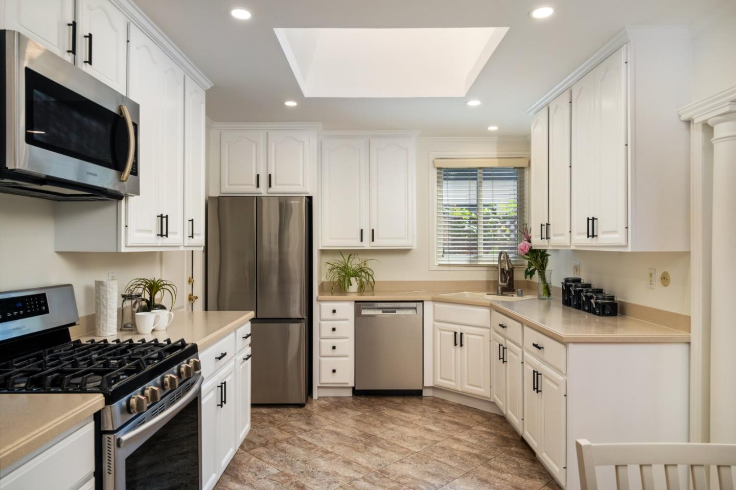 Detail Gallery Image 5 of 26 For 2403 Washington Ave, Redwood City,  CA 94061 - 3 Beds | 2/1 Baths
