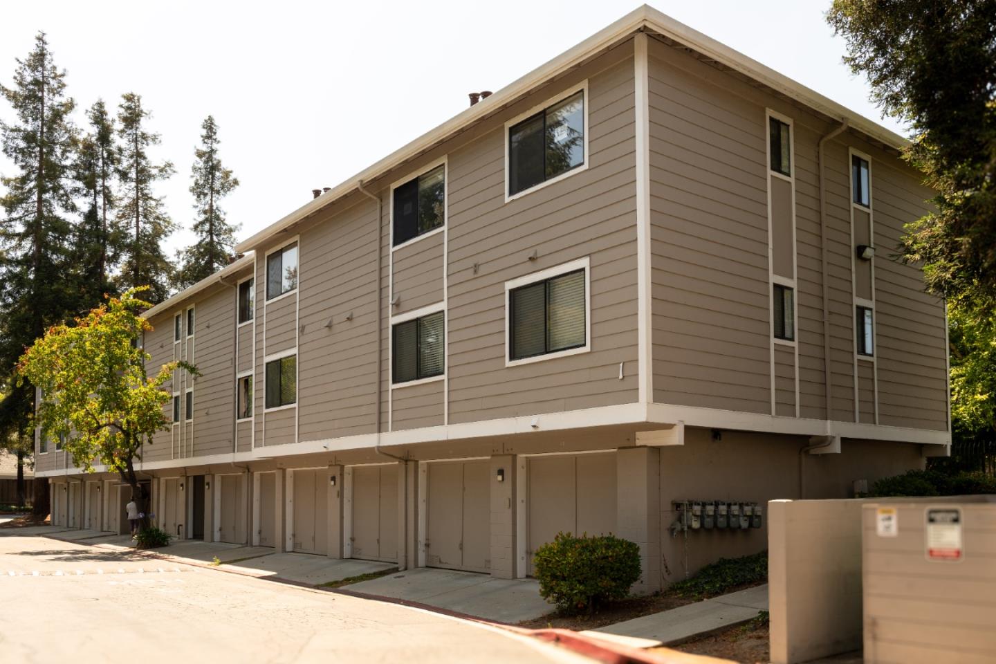 Detail Gallery Image 3 of 20 For 300 Stonegate Cir, San Jose,  CA 95110 - 2 Beds | 1 Baths