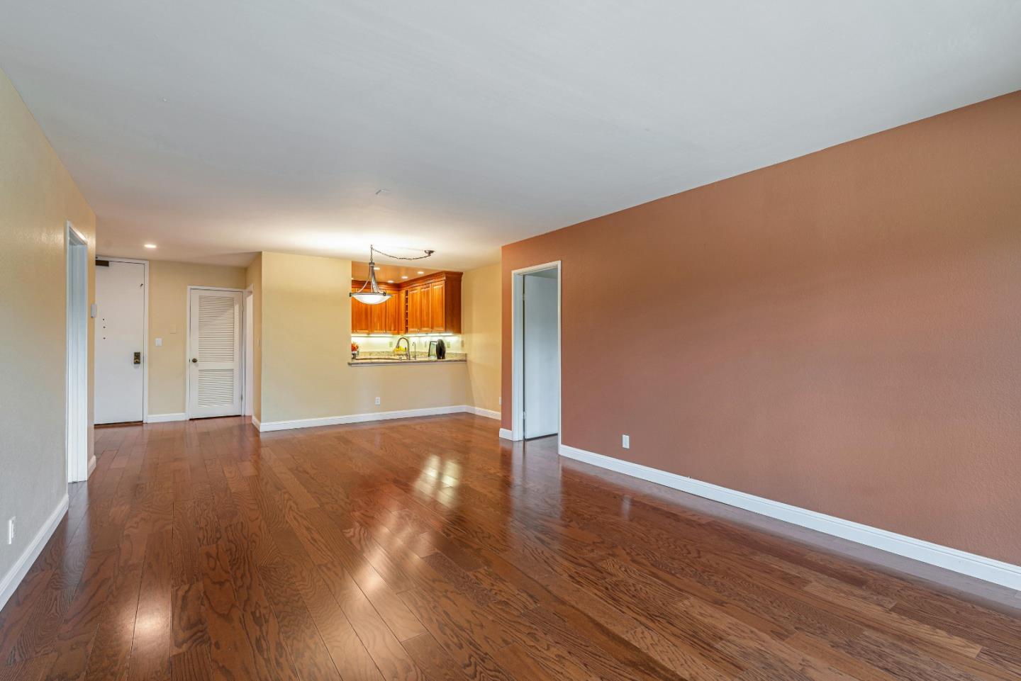 Detail Gallery Image 4 of 14 For 2140 Santa Cruz Ave #E 104,  Menlo Park,  CA 94025 - 2 Beds | 2 Baths
