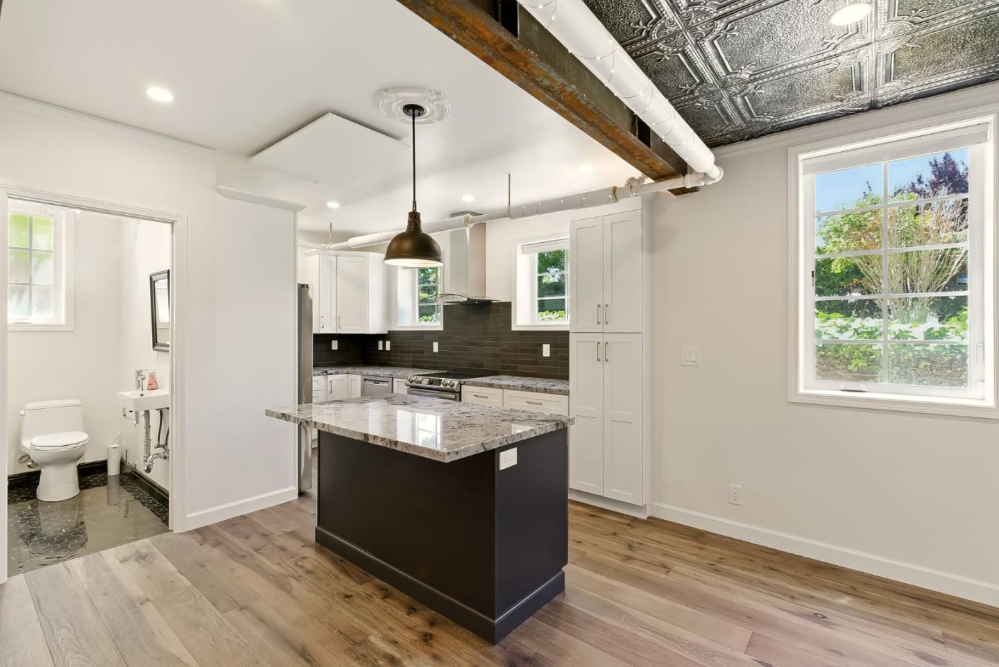 Detail Gallery Image 2 of 17 For 212 Eaton Rd #1,  San Mateo,  CA 94402 - 2 Beds | 1/1 Baths