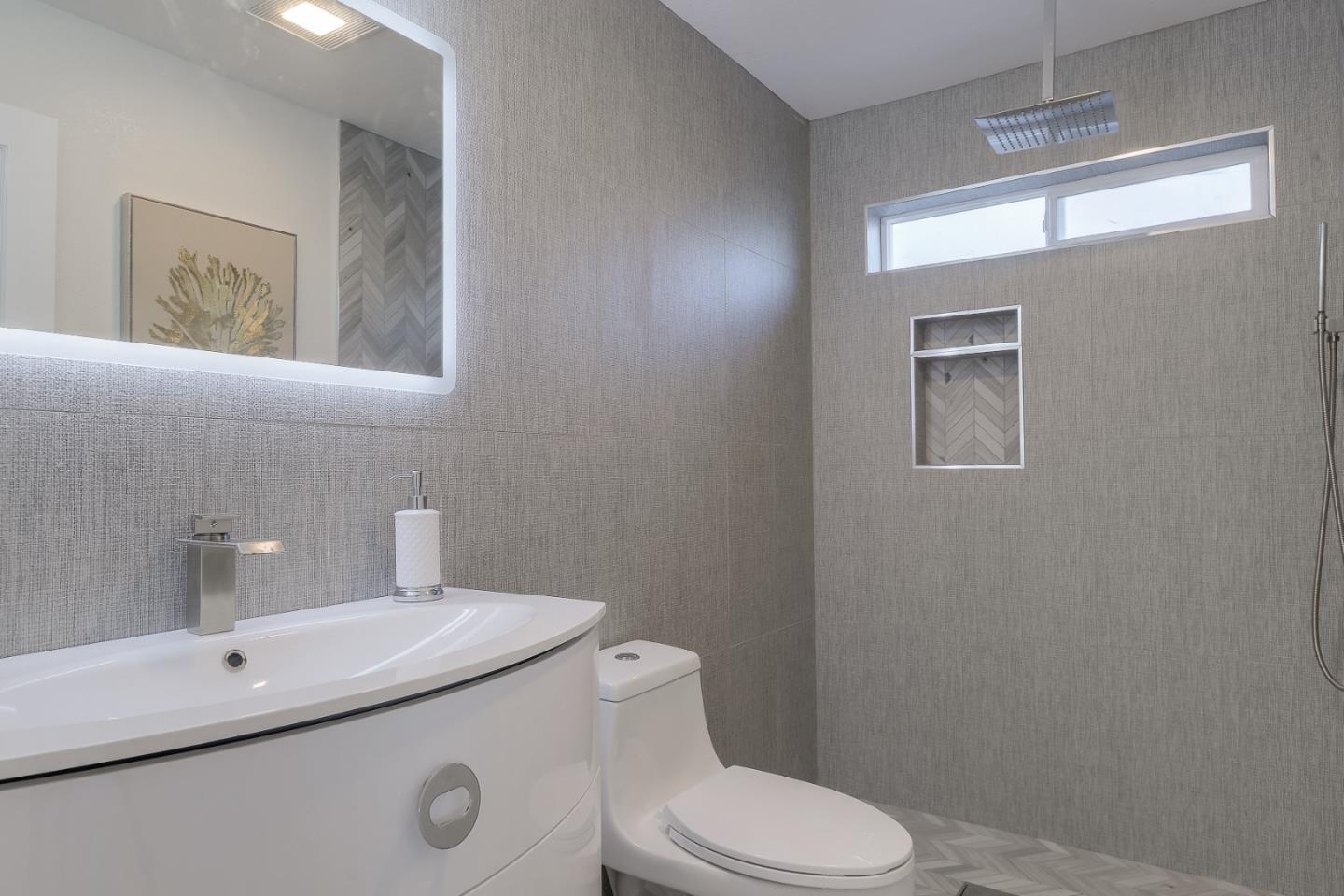 Detail Gallery Image 17 of 30 For 116 Daphne Way, East Palo Alto,  CA 94303 - 9 Beds | 6 Baths